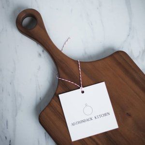 CLASSIC WALNUT WOOD CUTTING BOARD